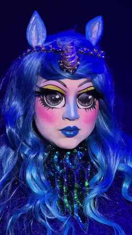 Makeup @Unicorn Snot 🦄 Estoy amando con locura el nuevo producto de Unicorn Snot se trata de ANTIMATTER una nueva pasta de brillo que cambia de color, al secar en la piel no se transfiere, se adhiere perfectamente a la piel y luce tan hermoso que no podrás dejar de usarlo 🤩🫶🏻 🥹  #antimatter #unicornsnot #makeupunicorn #unicornio 