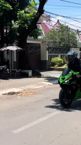 Sapa yang gamau motor ini cba ??  Our Services : * Pengecekan berkala oleh profesionnal mechanic dari Tim Imperium Motosport * Buy Back Guarantee * Free detailing “Luxury Grade” by X2S * Siap kirim seluruh Indonesia * Bantuan pengurusan pajak dengan harga yang terjangkau Lokasi : IMPERIUM MOTOSPORT Jalan S,Supriadi 61A Ruko No.1c Kasin Kota Malang Jawa Timur 