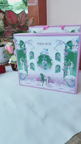 Set quà tặng Thiều Hoa có tên gọi là “Mẹ là nắng” , quà gồm có nước hoa , ví da và váy vải dệt sang trọng  #setquatang #20thang10 #quatangme #vay #boquatang  @Ngọc Clothing Store 