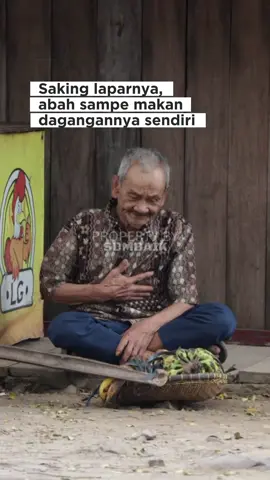 ❗️OPEN DONASI❗️ Gak sengaja lihat seorang kakek duduk sambil memegangi perutnya ternyata ia menahan lapar😭 Dengan tangan yang gemetar, Abah Jaya (75 tahun) terpaksa memakan pisang dagangannya sendiri, karena seharian belum ada yang laku. Di tengah hujan deras, beliau tetap berkeliling demi sesuap nasi. Mari bersama kita bantu Abah Jaya agar tak lagi menahan lapar di usia senjanya. #fyp #sdmbaik #viral #haru #sedih 