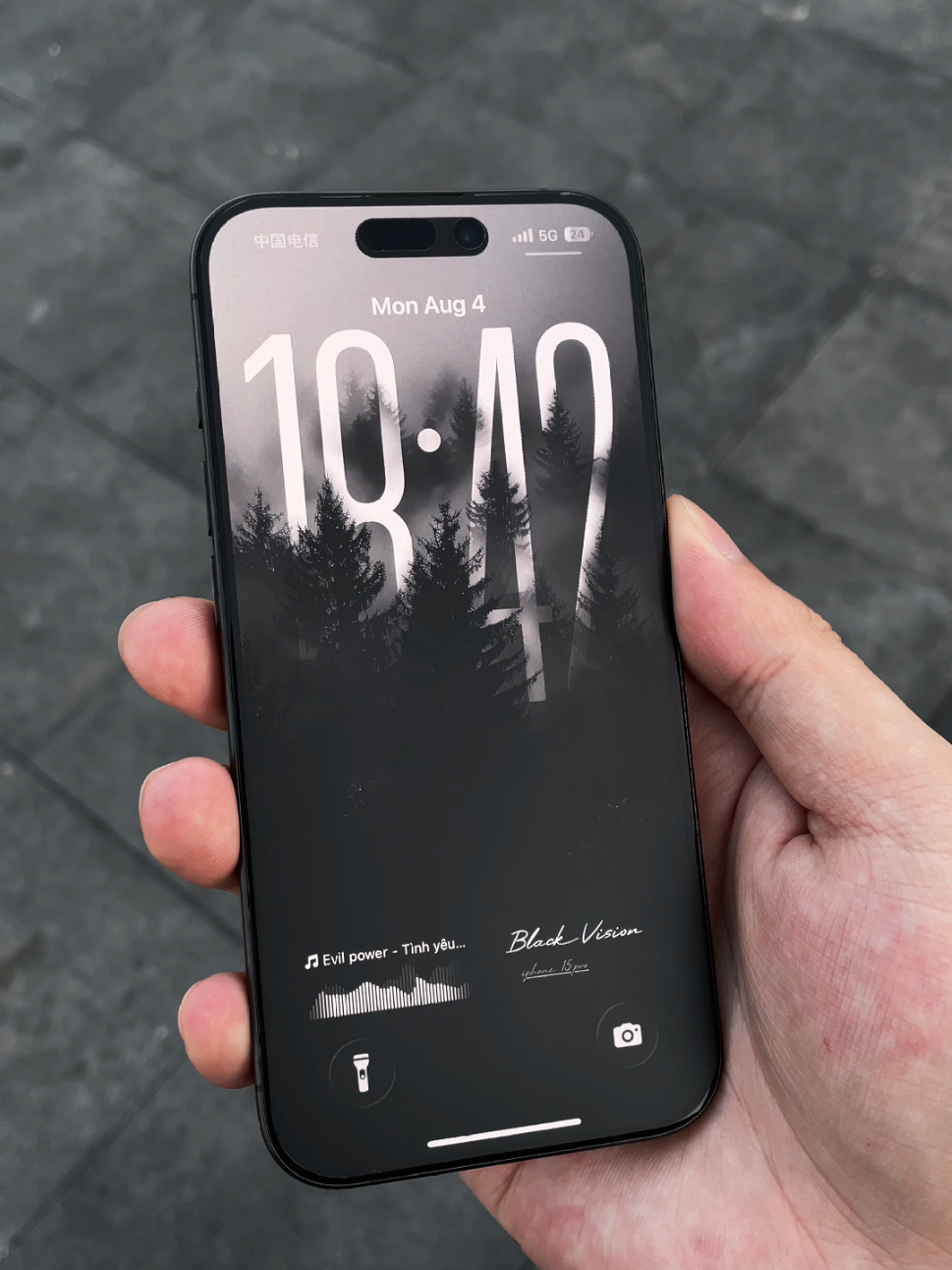 For the ones who like it sleek: black wallpaper, soft contrast, smooth widgets. Do you want this exact setup? YES / NO #iphonewallpaper #widgets #hintergrundbilder #iphone16 #ios26 