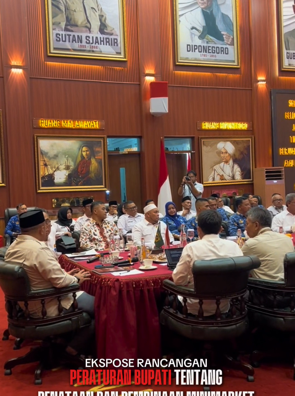 Alhamdulillah, Hari Ini Saya Berkesempatan Memimpin Ekspose Rancangan Peraturan Bupati Tentang Penataan Dan Pembinaan Minimarket. Dalam Kesempatan Ini, Kami Bersama-Sama Melakukan Evaluasi Dan Menguatkan Komitmen Agar Produk-Produk UMKM Dapat Dikenal Luas  Dan Dikembangkan Pemasarannya, Melalui Kolaborasi Dengan Toko Modern. Semoga Ikhtiar Ini Menjadi Langkah Baik Bagi Kemajuan UMKM Kabupaten Bogor Serta Kesejahteraan Seluruh Masyarakat Kami Tercinta... SALAM BOGOR ISTIMEWA 🇲🇨 KUTA UDAYA WANGSA.