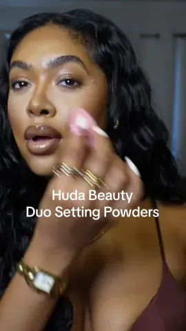 Testing out the NEW @Huda Beauty Easy Bake Duo Powder 👀✨ pink side for brightening + peach side for correcting… you can even mix them together for a flawless set. This might be my new go-to! #HudaBeauty #fyp #grwm #settingpowder #BeautyTok 