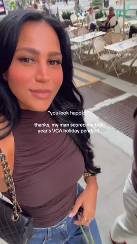 Some girls get flowers..I get this year’s exclusive Alhambra lol 😅🍀✨ #vancleef #vca #youlookhappier #happywifehappylife #viralvideo 