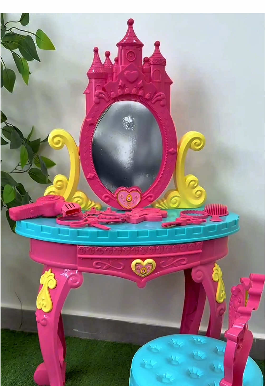 ✨ Porque toda princesa merece um cantinho especial! 👑💄 A Penteadeira Princesa vem com 13 acessórios para despertar a imaginação, a criatividade e a autoexpressão das pequenas. 💕 #PenteadeiraPrincesa #BrinquedosInfantis #DiversãoGarantida #ImaginaçãoSemLimites #CantinhoDaPrincesa    