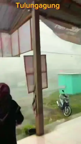 #Tulungagung Blitar kota #BadaiTopan Di Sertai Hujan Lebat Sore ini: Rabu 1 Oktober 2025