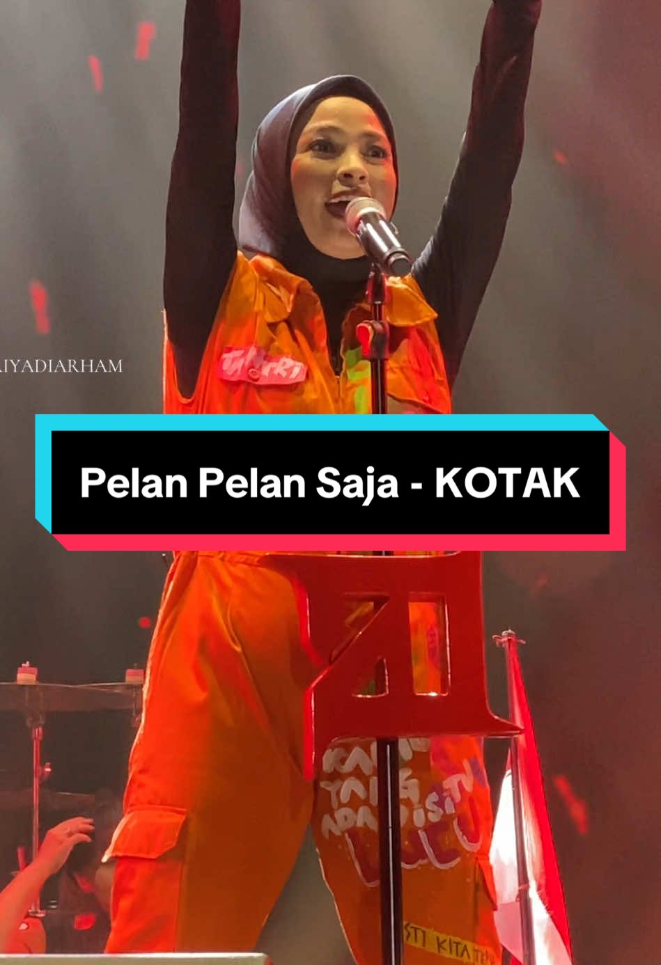Lepaskanlah ikatanmu dengan aku, biar kamu senang 🙂 @Official KOTAK @tantrisyalindrii  #pelanpelansaja #kotakband #tantrikotak #konser #riyadiarham 