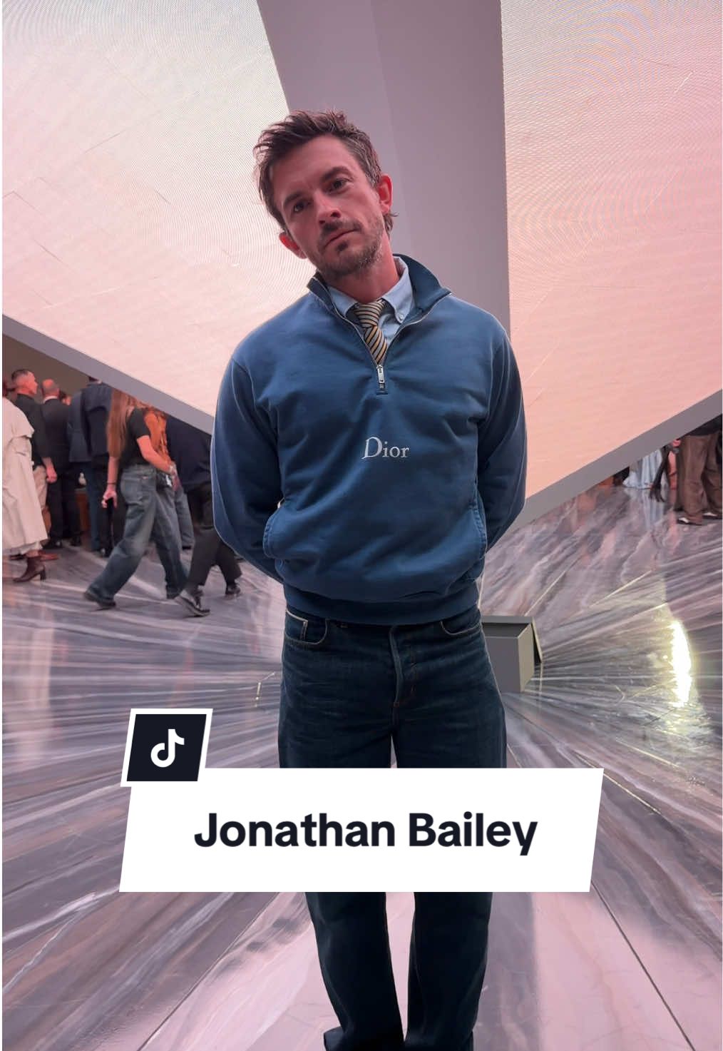 #jonathanbailey at the @Dior Spring/Summer 2026 Show during #parisfashionweek. #voguegermany #pfw #bridgerton  (Video: @enzoply)
