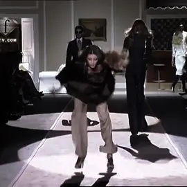 #AndreeaStancu tripping at #Dsquared2 S/S 2009 #model #falling #Runway   