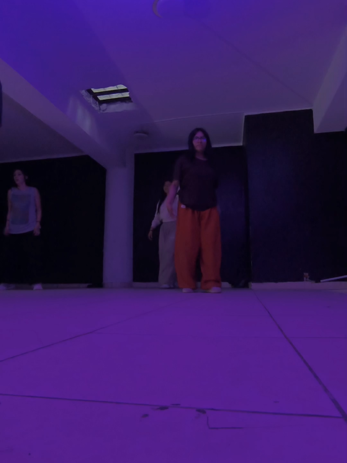 You never find a dance floor empty ❤️‍🩹 Dc: @Diego Galvez Quintan 🧠 @Groove Academy Huancayo 🏠  #californialove #hiphop #dancer #viral #fyp 