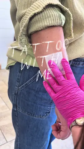 tattoo with me! 🤍  #fyp #tinytattoo #finelinetattoo #singleneedletattoo 