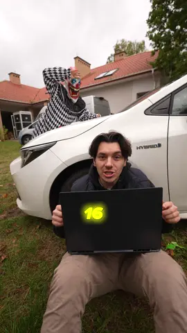 Dzisiaj AORUS ELITE 16 uratował mi dzień ponieważ mogłem dzięki niemu robić rzeczy w biegu (doslownie). 🤪 Dodatkowym zaskoczeniem było jak dobrze to wszystko wyglada gdy podepnie się do niego monitor GIGABYTE MO27Q2 @AORUS (GIGABYTE) EMEA #reklama