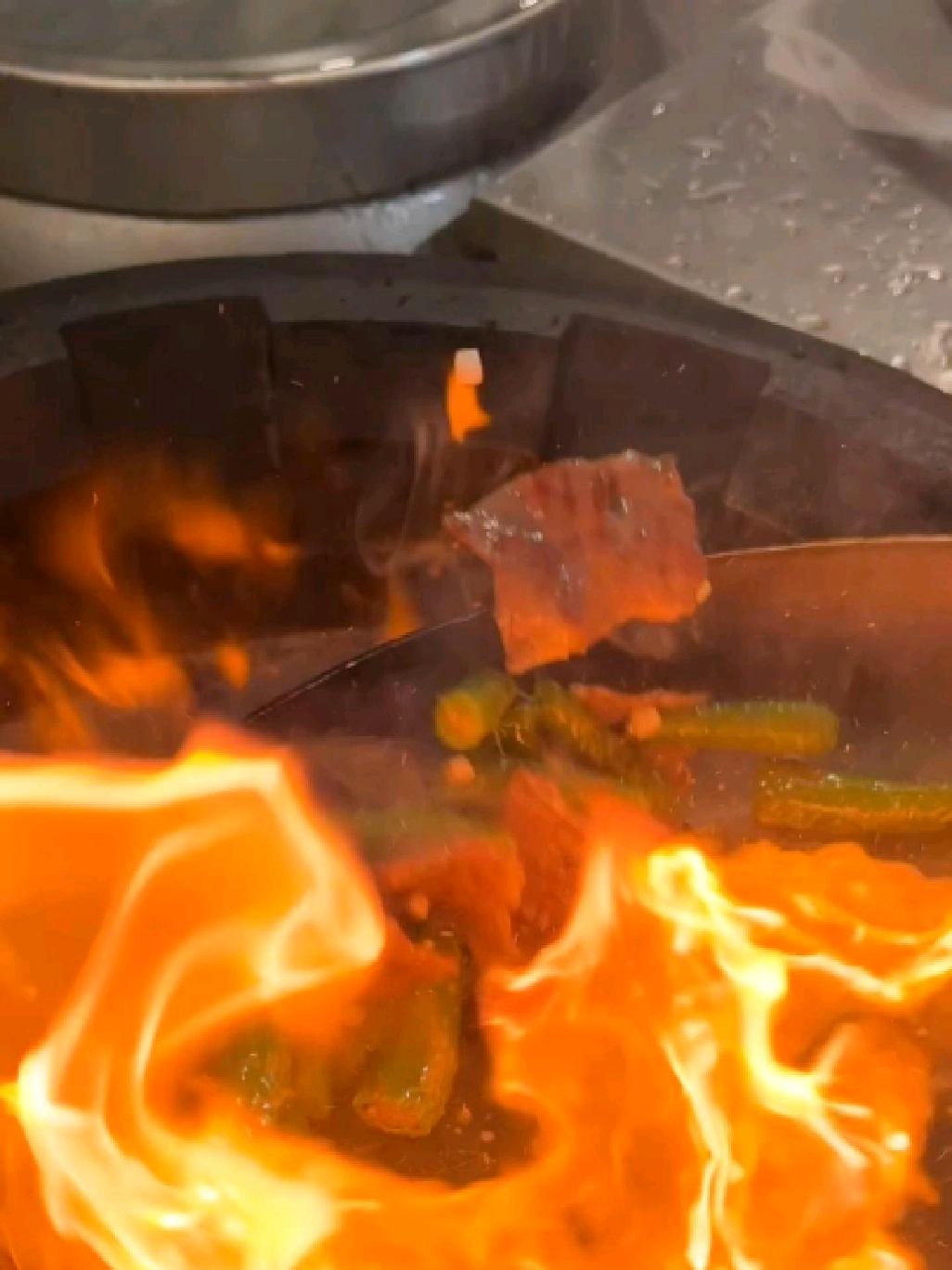 Bí quyết của đĩa rau xào xanh ngắt ngoài hàng là gì?? Tóm lại là rau vào trước hay thịt vào trước?? Xem ngay video để biết đáp án nha 😋😋😋