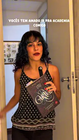 Lendo na academia comigo pt. 3, quase acabando caraval ✨ @Gutenberg #BookTok #booktokbr #readingvlog #gym 