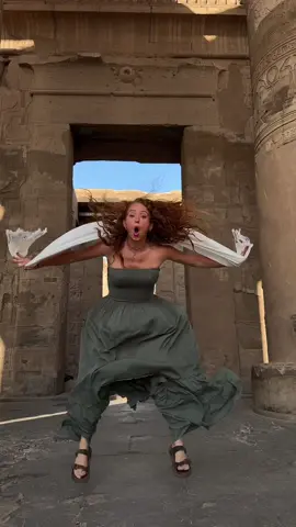 “Did you workout in Egypt?!”🇪🇬  Actually YES😂 Not only did we dance at every temple, but we worked out every morning on the @anoushdahabiya deck… oh and walked at least 20k steps a day🤌🏼 #egypt #bucketlisttravel #bucketlistadventures #jet2holidays 