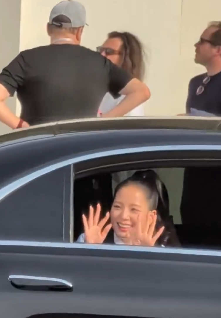 Jisoo leaves the Dior Spring-Summer Show and waved goodbye to the fans  #JISOO #JICHU #KIMJISOO #JISOOxDiorSS26 #DiorSS26 #PFW #DIOR