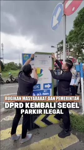Panitia Khusus (Pansus) Perparkiran DPRD DKI Jakarta kembali geruduk lokasi parkir ilegal, Rabu (1/10). Kali ini empat lokasi berhasil disegel dan dihentikan sementara pengoperasiannya. Masing-masing di Apartemen Sentra Timur, Kampus BSI Rawamangun, Cikini Gold Center, dan Gedung LIA Pengadegan. Ketua Pansus Perparkiran Jupiter mengatakan, total 25 lokasi parkir telah ditindak. Penyegelan dilakukan sebagai komitmen penegakan hukum karena operator tak mengantongi izin dan meraup keuntungan sepihak dari masyarakat. ——— The ad hoc commission on parking in the Jakarta Provincial House of Representatives (DPRD DKI Jakarta) conducted inspections of some illegal parking locations on Wednesday (October 1, 2025). At least four parking areas are now sealed and temporarily closed. Those four areas are Apartemen Sentra Timur, Campus of BSI Rawamangun, Cikini Gold Center, and LIA Pengadegan. According to the chairperson of the commission, Jupiter, his team had closed 25 parking locations so far. He said that the sealing was part of Jakarta's commitment to law enforcement after those parking managements operated without parking permits, and they took advantage of the public. Credit Song : Hindia - Evaluasi #DPRD #DPRDDKI #DPRDDKIJakarta #PanitiaKhusus #Pansus          