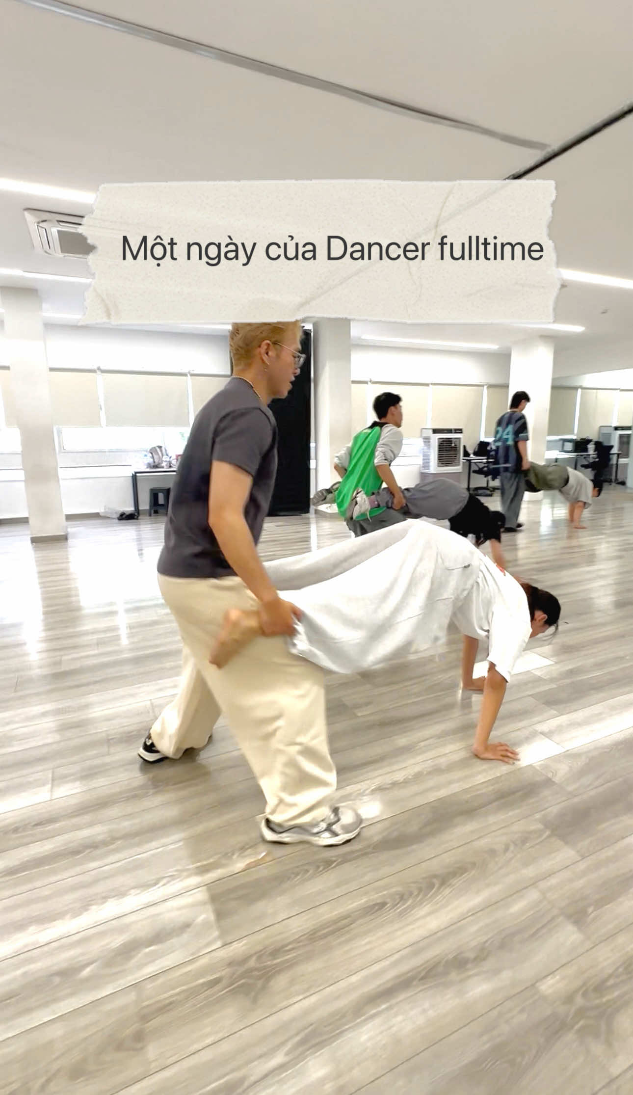 Một ngày của Dancer fulltime sẽ như thế nào? Đây là Series chia sẻ từ những trải nghiệm cá nhân của mình, bên cạnh đó mọi người còn có thể xem các buổi tập cũng như hoạt động của nhóm mình nữa… #Vlog #dailydance #adayinmylife #dance #dancer #lyricist 
