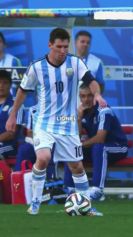 Messi tem um movimento que já destruiu milhares de defensores: a finta de corpo. Simples? Talvez. Mas o segredo está no que ninguém vê: treino repetido até virar instinto. Cada queda de ombro é afiada. Cada finta é convincente. E quando você menos percebe… o defensor já ficou pra trás. Isso não é sorte. Não é talento “mágico”. É repetição, foco e disciplina. 👉 Domine UM movimento até que ele vire automático. E quando o 1x1 chegar, você vai ter a mesma confiança que os craques. Quer aprender a treinar isso de verdade? Comente TREINAMENTO e eu te mostro o passo a passo.