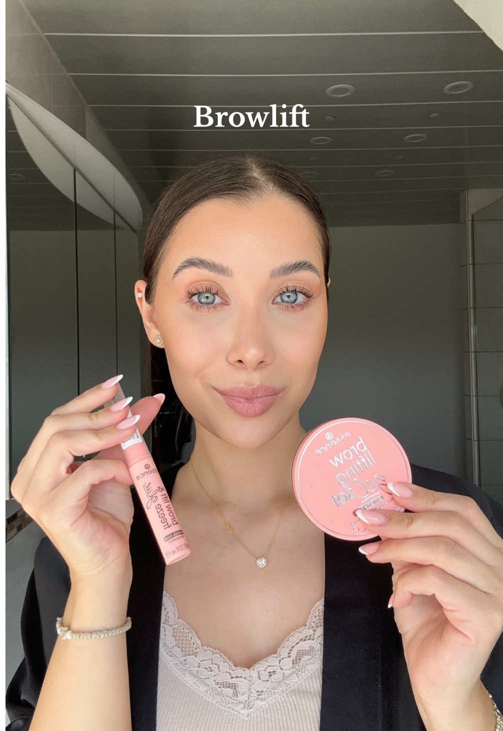 Ich habe wirklich sehr viele ausgetestet, aber der hier ist wirklich heftig 🌸🩷 #essence #browlift #essenceneuheiten #essenceaugenbrauengel  #drogeriemakeup @essence.cosmetics 