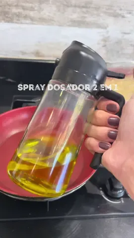 Borrifador de óleo e azeite 2 em 1 em vidro resistente. Facilita a dosagem, preserva o sabor dos alimentos, reduz calorias e deixa sua cozinha mais elegante. Link no vídeo.  . . . borrifador de óleo borrifador de azeite spray de cozinha pulverizador de óleo spray para salada borrifador vidro cozinha saudável galeteiro borrifador vinagre borrifador de azeite #cozinhasaudavel #alimentacaosaudavel #cozinhandoemcasa #utilidadesdomesticas #riktokshop