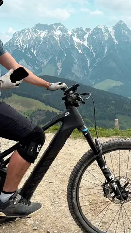 Running low on battery while on the move? Not anymore with our compact Wireless Powerbank! 🔋 Designed to seamlessly attach to your SP Connect Phone Case, this portable powerhouse keeps your phone charged anytime, anywhere. Whether you're out exploring new trails or simply tackling your day, stay connected and powered up wherever life takes you. 📲💪 #spconnect #ridesmarter #phonemount #bicycle #wirelesspowerbank #ebike #mountainbike