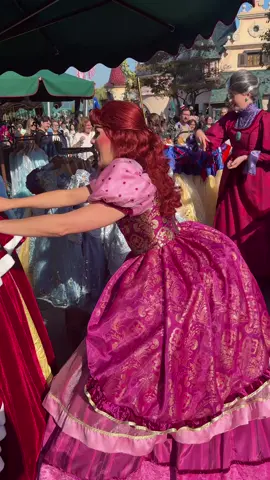 Parent and child hiding Cinderella's dress.  📸DisneyWorldJp👈👈