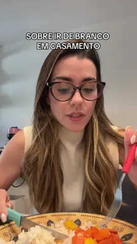 Vcs sabem que eu me coloco no lugar de todas as noivas do mundo ne? Socorro kkkkk se fosse no meu eu surtaria 🥹 nao sei se mando mensagem ou nao akakkakaa #noivas #vestido #convidadadecasamento #fy 