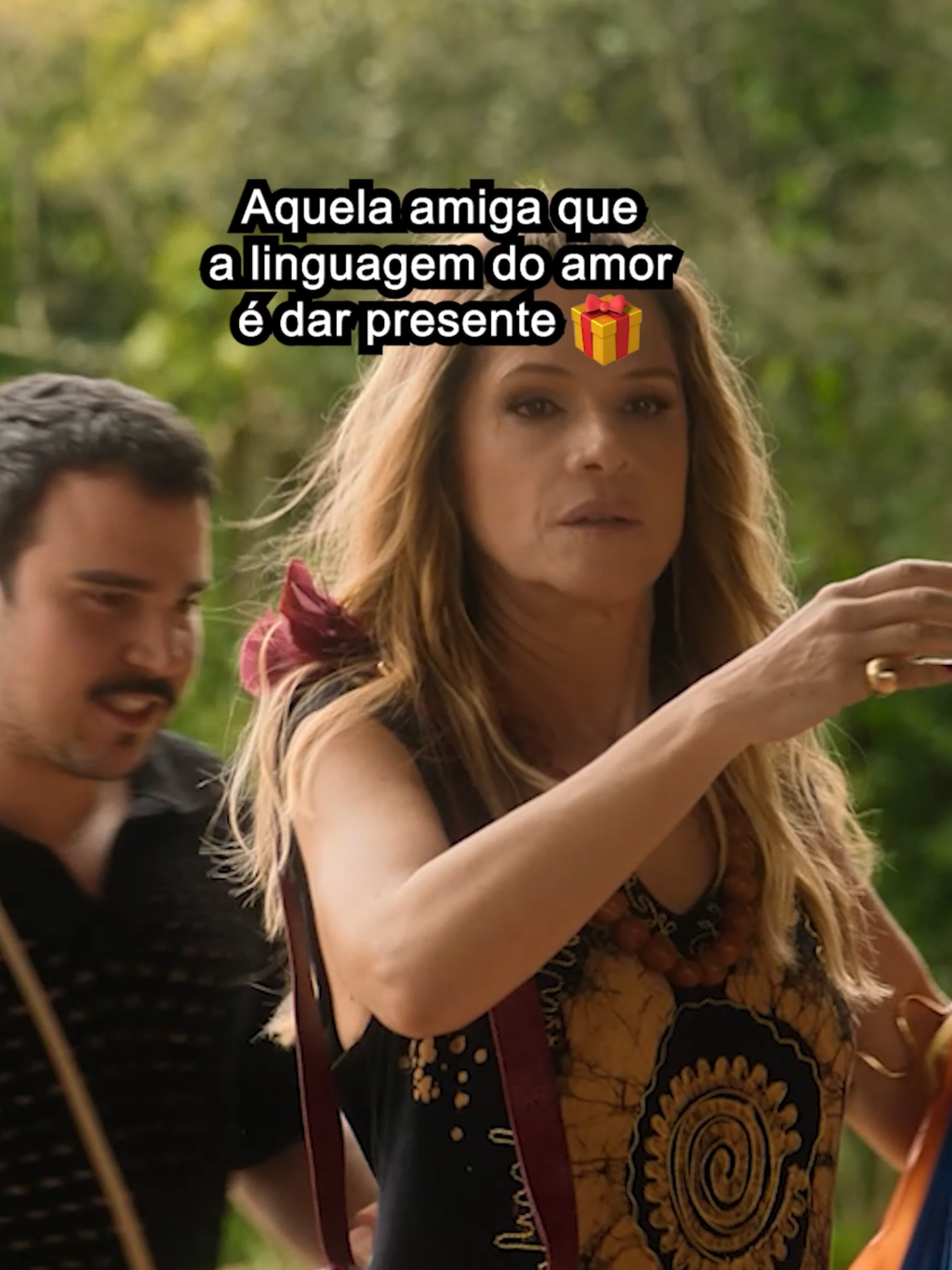 Às vezes, um presentinho compra afeto, né? Perrengue Fashion estreia 09 de outubro, exclusivamente nos cinemas. #PerrengueFashion #ParisFilmes Pergunte sobre o filme nas redes sociais do seu cinema favorito.