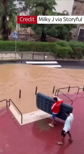 A Ibiza, il 30 settembre, un intrepido abitante del posto ha deciso di navigare in una strada allagata utilizzando un materasso gonfiabile, dopo che le piogge torrenziali avevano causato gravi inondazioni sull'isola spagnola. Gravi inondazioni hanno colpito Ibiza durante la notte a seguito delle piogge torrenziali causate dalla tempesta Gabrielle, segnando il giorno più piovoso dell'isola in oltre 70 anni, secondo l'agenzia meteorologica spagnola AEMET. ( 📹 Miky J via Storyful)