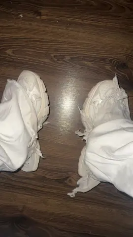 ‼️САБ НА ТГК ССЫЛКА В ПРОФИЛЕ‼️ #f#foryouy#young5#55p#poizona#archivefashionвангардная мода — это направление в моде, которое стремится разрушать привычные представления о красоте, стиле и одежде, предлагая новые, порой радикальные идеи. Её главные черты:  • Экспериментальность — необычные силуэты, нестандартные материалы, неожиданные комбинации.  • Провокация — намеренное шокирование публики, отказ от классических норм эстетики.  • Концептуальность — вещь может быть больше художественным высказыванием, чем одеждой для повседневной носки.  • Индивидуализм — авангард подчеркивает уникальность и непохожесть. Примеры дизайнеров и брендов, часто относимых к авангарду: Comme des Garçons (Рей Кавакубо), Yohji Yamamoto, Maison Margiela, Issey Miyake, Iris van Herpen.