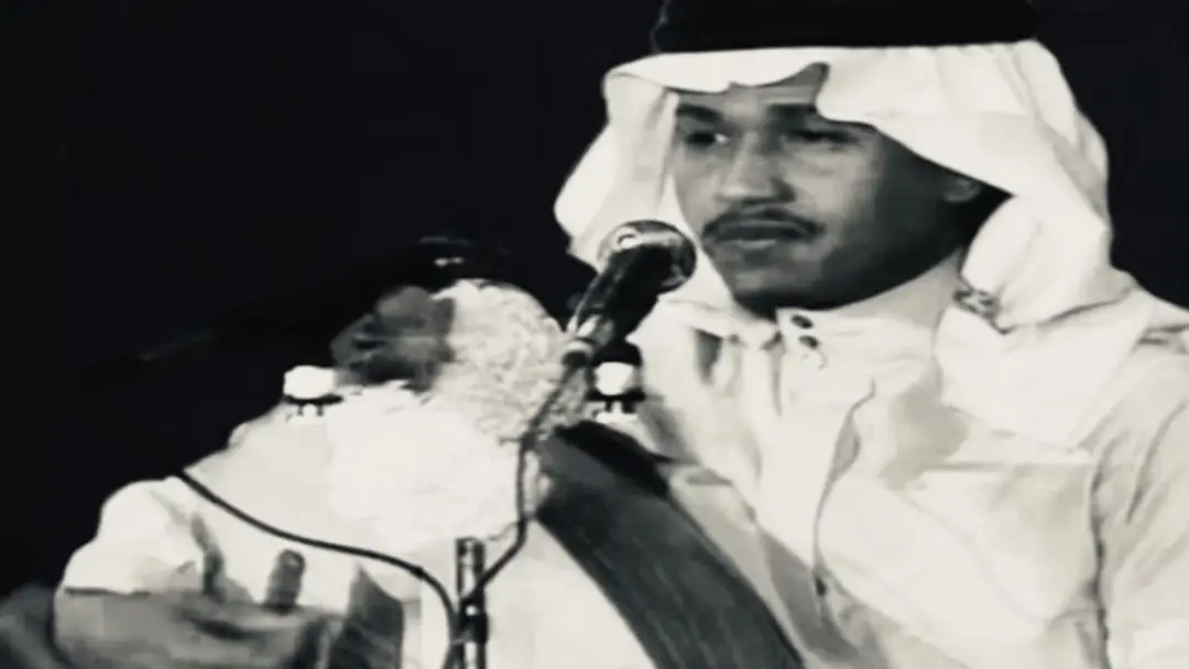 ضاقت الدنيا بشاعر طيب قلبه ضيعه ما قبلني الحظ قولي وين أرحل وين أروح الصبر يا هو يعنيني والأماني موجعه اسمحيلي يا لزام العف بالوجه السموح إن لزمت الصمت،، أو حتى لبست الأقنعة اعترف لك ما بقى في داخلي آلام سفوح انحدر كلي كما طفل تحرّد مدمعه من يبي بالله يفتح غلق صدره وأبوح #explorer #4u #viralvideo #fyp #فنان_العرب_محمد_عبده 