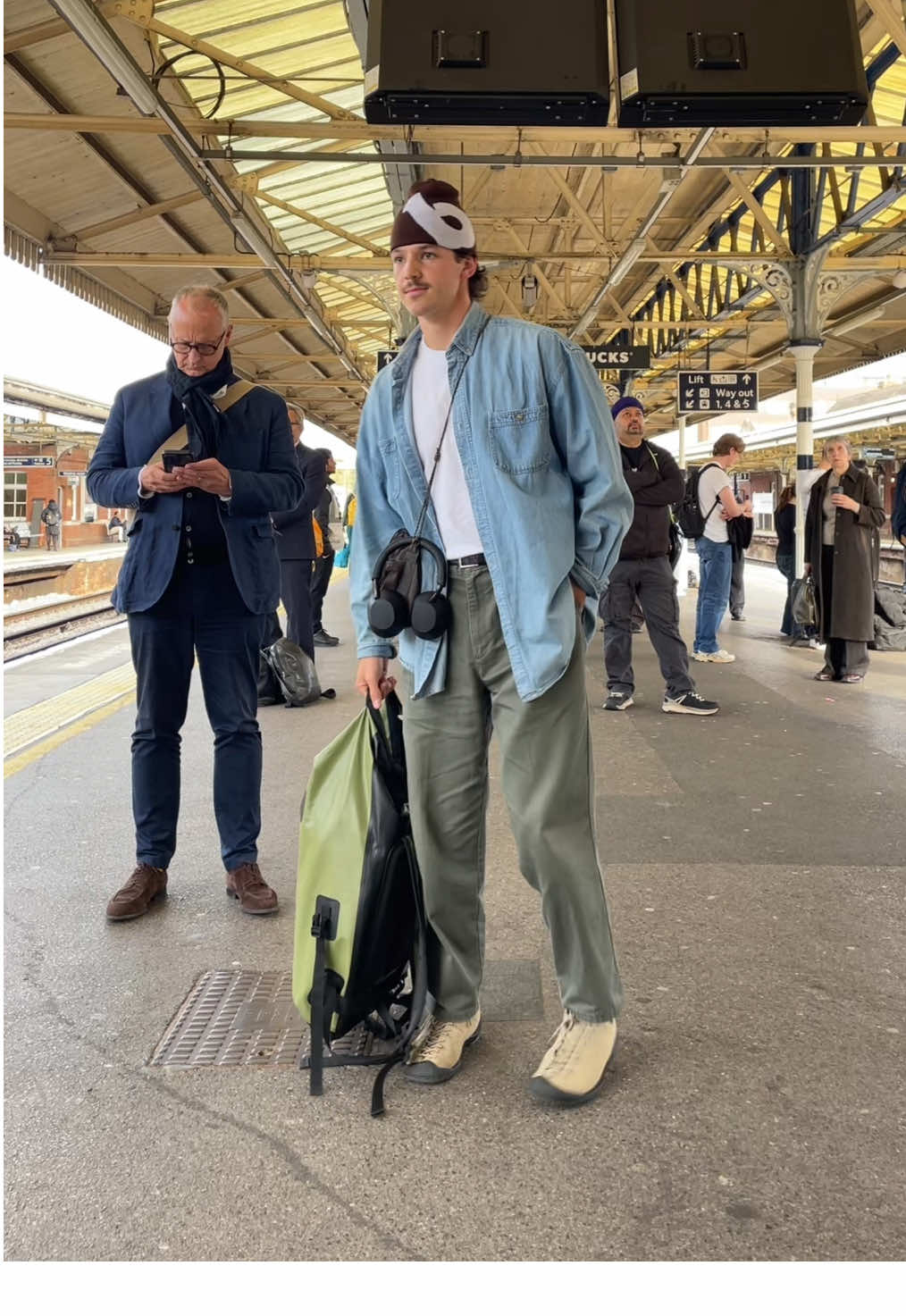 @buckshot chocolate beanie, vintage denim shirt, @UNIQLO Europe white tee, vintage pleated trousers, @KEEN Footwear jaspers