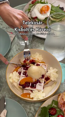 A boldog békeidők melegszendvicse, egy kiadós avokádó toast, vagy csak egy elviteles kávé és péksüti? Bármire is esik a választásod, a Telekosárban biztosan tudnak rá megoldást. 🍳 Balatonrendesen barátságos hangulat, kedves személyzet, kisbolt, kávézó és deli vár közvetlenül a 71-es mellett. #welovebalaton #balaton #balatonrendes #telekosár #brunch 
