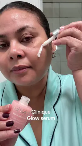 Clinique glow serum @Clinique  Clinique active glow serum  : Un primer suero de la colección Moisture Surge más querida de CLINIQUE, formulado con potentes activos para dar a la piel un brillo inmediato y continuo. Tipo de piel: normal, seca, mixta y grasa Preocupaciones por el cuidado de la piel: sequedad Formulación: Suero Ingredientes destacados: - Ácido láctico 5%: Exfolia las células muertas de la piel, ayudando a que los activos se hundan mejor. - Ácido hialurónico: El ingrediente que aglutina la humedad infunde la piel con una hidratación rellena. - Vitamina C: El potente antioxidante ilumina el aspecto de la piel. #clinique 