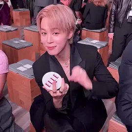 Tan lindo nuestro Jimin #Dior #JIMIN #Paris #viral #btsarmy 