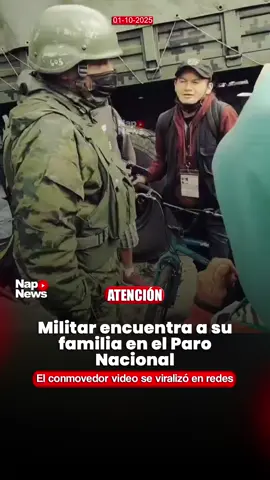 #ATENCIÓN | En el octavo día de manifestaciones, un miembro de las Fuerzas Armadas protagonizó un emotivo reencuentro con su familia en Otavalo, provincia de Imbabura. En las imágenes difundidas se observa cómo el uniformado se acerca, intercambia unas breves palabras y abraza con fuerza a su familiar, en medio de un ambiente marcado por la tensión y la protesta social. ¡El conmovedor video se viralizó en redes sociales! #Otavalo #Imbabura #DanielNoboa #Ecuador