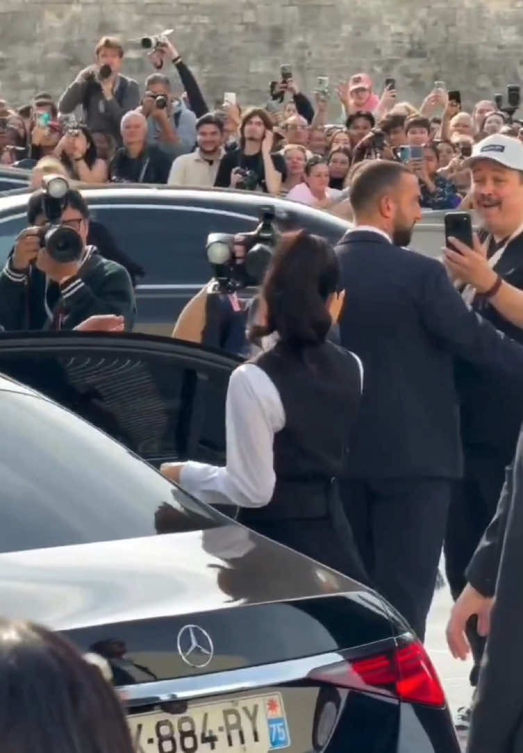 All eyes on Jisoo  #JISOO #JICHU #KIMJISOO #JISOOxDiorSS26 #DiorSS26 #PFW #DIOR 