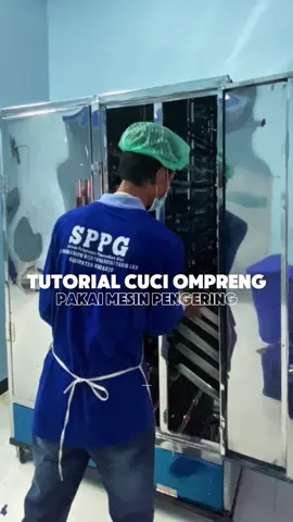 Penggunaan mesin pengering selain lebih efektif dalam mengeringkan juga membuat ompreng lebih steril karna terkena uap panas dari mesin #sppg #mbg #makanbergizigratis 