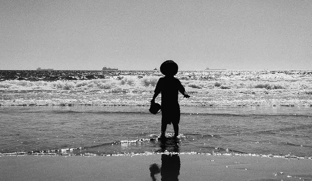 Có những buổi tối, ta lặng lẽ ngồi nhìn ánh đèn ngoài phố, dòng người qua lại, vội vã như chẳng ai thuộc về ai. Ta chợt nghĩ về mình, về những năm tháng đã đi qua, về những lựa chọn khiến ta thành con người hôm nay. Không phải lúc nào ta cũng đúng, không phải lúc nào ta cũng mạnh mẽ. Có những ngày ta ngã quỵ, có những đêm ta bật khóc như một đứa trẻ. Nhưng rồi ta lại lau nước mắt, lại tiếp tục đứng dậy, bởi vì chẳng ai sống thay ta cả. Cuộc sống là như thế, nó không dừng lại để đợi ta, mà buộc ta phải đi, dù lòng có muốn dừng lại. Có thể phía trước là bão giông, nhưng biết đâu cũng có cầu vồng. Quan trọng là ta đủ kiên nhẫn để đi hết con đường, đủ can đảm để tin rằng: mọi nỗi đau hôm nay sẽ là sức mạnh cho ngày mai.