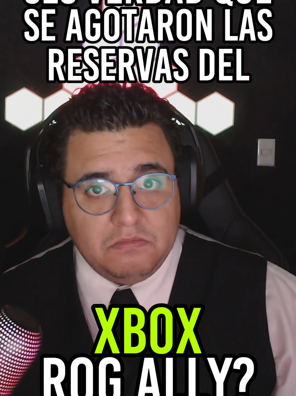 Respuesta a @beliahl383 ¿Se agotaron las reservas de la ROG Ally X? Claro, Microsoft lo vende como un “éxito rotundo” 🎉… pero en eBay ya la encuentras al doble de precio, porque el verdadero jefe final de cualquier lanzamiento de consola no son los gráficos, sino los revendedores 💸👹. La portátil, que oficialmente costaba $999,99, ya aparece listada entre $2.399 y $2.500, con descripciones que parecen sacadas de un comercial: 24 GB de RAM, SSD de 1 TB y un brillo que casi justifica el atraco. Xbox y Asus dicen que todavía quedan unidades en sitios oficiales, pero jugadores reportan lo contrario: mientras en algunos países se agotó en minutos, en otros aún puedes reservarla, por que quedan muchos, lo que alimenta dudas sobre si estamos ante una verdadera escasez u otro intento de especulación de los acaparadores 🌍🔥. El hype es real: el 16 de octubre sale en más de 40 países con su procesador Ryzen y pantalla FHD a 120 Hz, acompañado de un modelo estándar de $599,99. La estrategia de Microsoft con Game Pass suena sólida, pero si no controlan la especulación, la ROG Ally X corre el riesgo de ser recordada menos como la consola que desafió a Steam y más como el juguete caro que nadie pudo llegar a comprar 🚨🎮 #xbox #gamer #Videojuegos #Noticias #Gamepass 