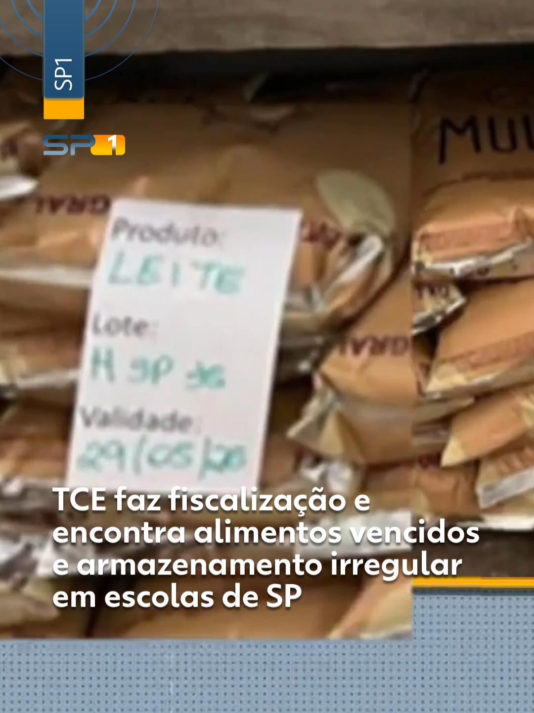 Produtos vencidos e mal armazenados - O Tribunal de Contas do Estado (TCE) encontrou alimentos vencidos e irregularidades no armazenamento de produtos em escolas estaduais e municipais no estado de São Paulo durante uma fiscalização-surpresa nesta semana. As principais irregularidades encontradas foram: - Água sem segurança para ser consumida: 77,84% - Escolas com equipamentos quebrados: 31,27% - Alimentos vencidos: 5,41% - Armazenamento incorreto (sem paletes e prateleiras): 28,11% - Sem controle de temperatura: 34,59% - Não tinham o registro de fiscalização do Conselho de Alimentação Escolar: 49,73% - Merendeiras com uniforme errado: 24,26% Em uma escola na capital, os ovos não tinham identificação e o leite pó estava vencido. A fiscalização também encontrou plástico na carne moída de uma escola de Diadema e um forno enferrujado numa unidade em Itapecerica da Serra. Outra irregularidade no armazenamento foi identificada pelo TCE em uma escola de Mauá, onde o material reciclado foi guardado no espaço destinado à alimentação dos estudantes. No total, foram vistoriadas 371 escolas na segunda-feira (30): 262 municipais e 109 estaduais, localizadas na Região Metropolitana, no interior e no litoral. Em nota, a Secretaria Estadual da Educação informou que concluiu 272 reformas em refeitórios e cozinhas das escolas. Segundo a pasta, menos de 30% das unidades vistoriadas eram da rede estadual e, entre elas, não foi identificado nenhum problema relacionado ao fornecimento da merenda escolar. Para saber mais, clique em 'leia o artigo' #g1 #tiktoknotícias #fiscalização #armazenamentodeprodutos #escolas #sãopaulo