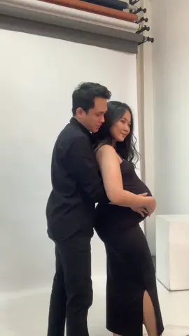 Bahannya stretch bgt ternytaa😩😩 #bumilhappy #maternity #maternityphotoshoot 