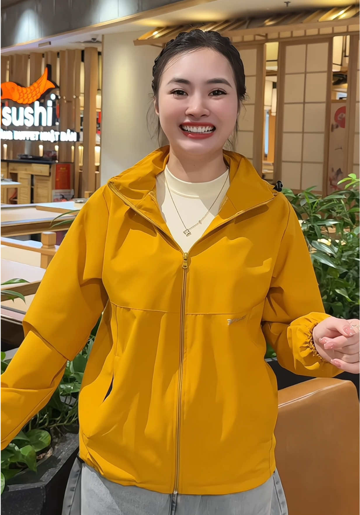 Trả lời @Nguyễn Hương fficail giá đang sale chưa tới 9 chục ạ 