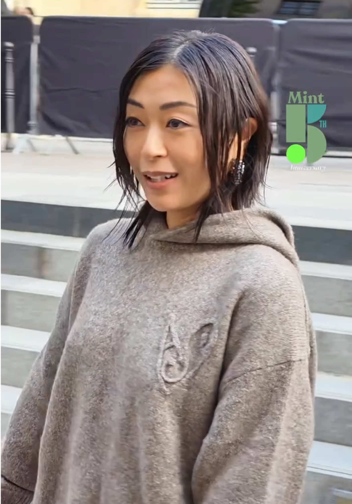 #MintReports พาชมโมเมนต์ถึงงานของ #UtadaHikaru ศิลปินมากความสามารถในวงการ J-Pop ที่เดินทางมาร่วมชมโชว์ Acne Studios คอลเล็กชั่นใหม่ Women’s Spring Summer 2026 ที่จัดขึ้นในค่ำคืนนี้ ณ กรุงปารีส ประเทศฝรั่งเศส 💚 #HikaruUtada #AcneStudios  #MintMagTH