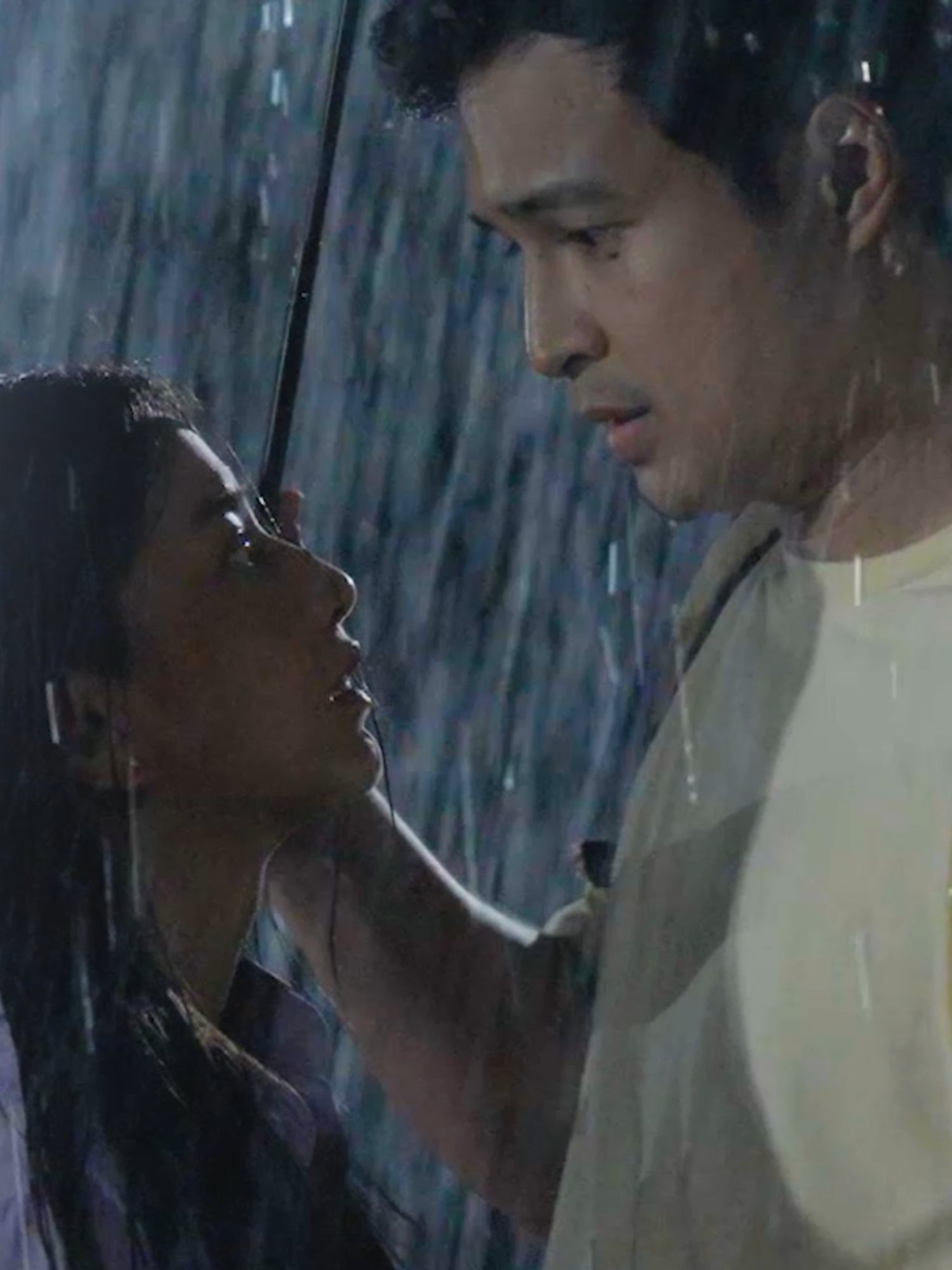 Oh no! Mukhang natatalo si Zion kay Gilbert... Pero magkakaroon na siya ng bagong kakampi na in the know sa pagiging time traveler niya! And it seems kakampi rin ni Zion ang fate na pinagtagpo sila ni Erin - under the rain! Abangan ang #ParaSaIsatIsa, October 4, Saturday, 5:30pm sa #WeekendTrip sa TV5! And catch up airing sa Sari-Sari Channel ng 8:15pm! #411 #ParaSaIsatIsaTV5 #ParaSaTadhana #Krisshrome #JeromePonce #KrisshaViaje #PauloAngeles #XiaVigor #CharlesLaw #FrancisMagundayao #KeikoFox