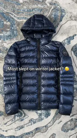 Is the Canada Goose Crofton the most underrated men’s winter jacket? Personal favourite for everday weather, shown in a lovely black label and navy colourway 🌑 #canadagoose #crofton 