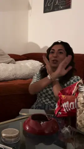 On est vraiment des chipies parfois, avec nos critères absurdes alors qu’on arrive même pas à atteindre nos objectifs toutes seules 😂 on est pas prête d’y arriver si on continue comme ça, mais on a le mérite d’être rigolotes avec @biancacosta 😂🫶🏼🩷 #Chipies #RedFlagsBidons #ConverdationAleatoire #PrejugésBidons #SoiréePyj