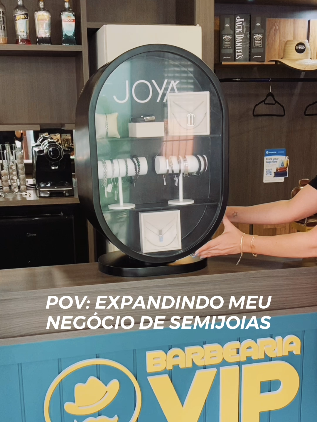 ✨ Expandir é abrir novos caminhos ✨ Quando você decide crescer, o seu negócio encontra novas portas, novos públicos e novas oportunidades. 🚀 Nosso expositor giratório personalizado foi parar em uma barbearia, transformando um espaço inesperado em vitrine para semijoias masculinas. 🔑 Quem pensa diferente, vende diferente. E você, já imaginou onde pode levar sua marca? 💙 Agradecimento especial à cliente pela confiança e inspiração! 📲 Fale com seu vendedor. 🌐 Acesse nosso site ou atendimento on-line na bio. ✈️ Enviamos para todo o Brasil e exterior. #Vitrine #ExpositorDeLuxo #Joias #LojaDeJoias #Loja #DesignExclusivo #StoreInStore #ArquiteturaDeLoja #Decoração #MóveisDeLuxo #LojaDeLuxo #VitrineCriativa #Bustos #Customização #InterioresDeLoja #SoluçõesDeDesign #VitrinePersonalizada