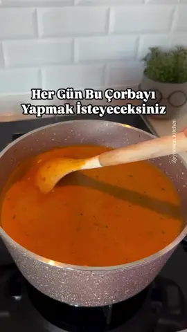 Hergün bu çorbayı yapmak isteyeceksiniz🥰Nefis bir çorba  📸 @zeynonun_kitchen  Malzemeler —————— 1 çay bardağı pirinç 1 adet kuru soğan 1 adet kırmızı kapya biber 1 yemek kaşığı tereyağı 2 yemek kaşığı sıvı yağ 1 tatlı kaşığı kuru nane 1 tatlı kaşığı tuz(tuzu kendinize göre ayarlayın) 1 yemek kaşığı biber salçası 1 su bardağı domates sosu(konserve kullandım , eğer konserveniz yoksa iki adet domatesi soyup rondodan geçirip kullanabilirsiniz) 7-8 su bardağı sıcak su Terbiyesi için ——————- 5 yemek kaşığı yoğurt  1 yumurta sarısı 1 yemek kaşığı un Üzeri için ————— 1 yemek kaşığı 1 tatlı kaşığı kuru nane 1 tatlı kaşığı kırmızı toz Hazırlanışı —————- Tencereye tereyağı ve sıvı yağnı alıp soğan ve kapya biberi ekleyip karamelize oluncaya kadar kavuralım yaklaşık 7 dakika kadar Ardından salça, pirinç, tuz ve kuru naneyi ekleyip kavurmaya devam edelim daha sonra domates sosunu ve sıcak su ilave Edip kapağını kapatıp yaklaşık 20 dakika kadar pişirmeye bırakıyoruz  Pişen çorbayı mikserliyoruz  terbiyesi için yoğurt , un ve yumurtayı uygun bir kase alıp güzelce çırpalım ardından çorbadan 1-2 kepçe ile ilave Edip unutuyoruz ardından çorbaya ekliyoruz ekledikten sonra corbamız güzelce karıştırıp 2 dakikada pişmeye bırakıyoruz Ayrı bir sos tavasında tereyağı kuru nane ve kırmızı toz biberi biraz yakıp çorbaya ekliyoruz Deneyecek olanlara afiyetle  #çorbatarifleri #ramazanmenüsü #pratiktarifler